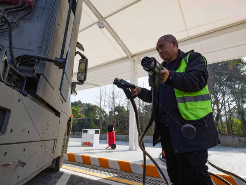 采用雙槍可以更安全、更高效的進行充電 。曾宇攝