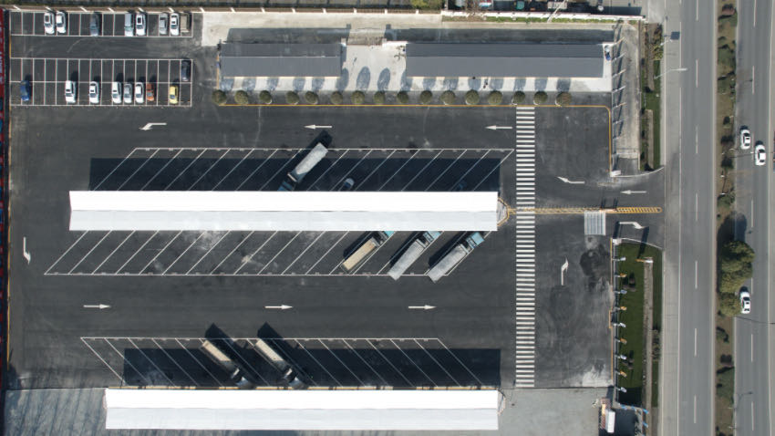 充電站內設置了人行專用道，預防安全事故發生。王小平攝