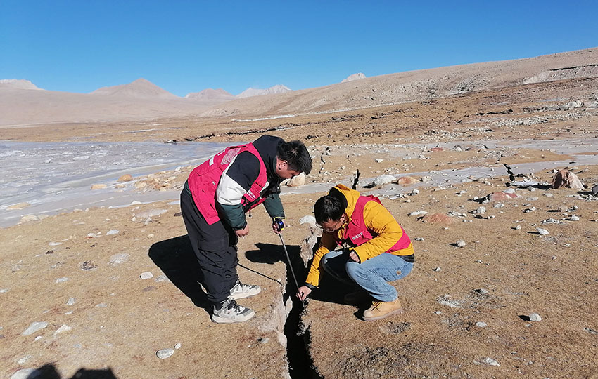 應急救援隊隊員正在日喀則開展地質災害應急排查。四川省地調院供圖
