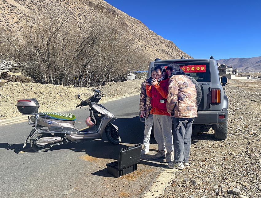 應急救援隊隊員正利用無人機設備開展地質災害應急排查。四川省地調院供圖