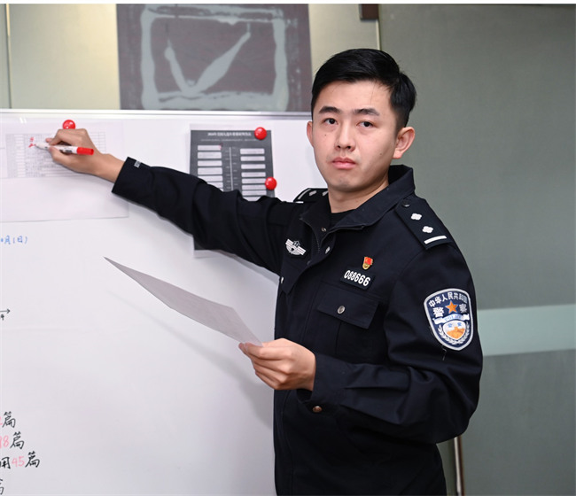 劉茂功工作時照片。安岳縣公安局供圖
