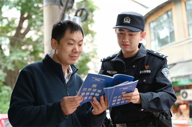 劉茂功正在進行反詐宣傳。安岳縣公安局供圖