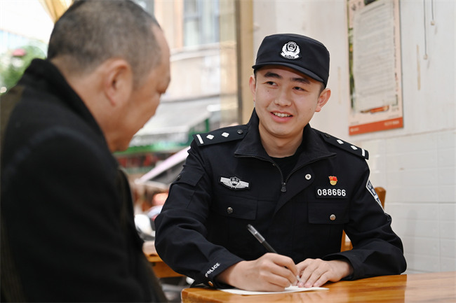 劉茂功基層一線走訪。安岳縣公安局供圖