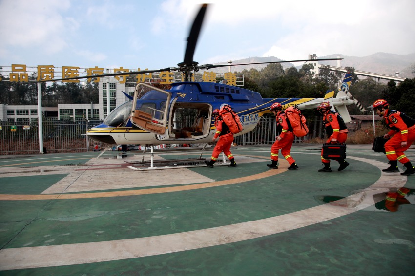 在攀西地區應急通信保障行動中，首次加入直升機力量。攀枝花市消防救援支隊供圖