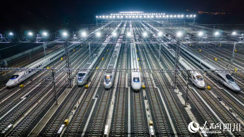 蓄勢待發。熊能攝