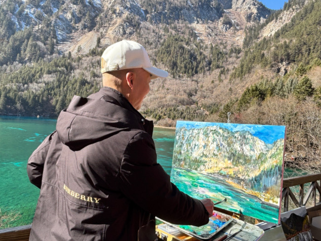 畫家在九寨溝景區寫生。李岢洋攝