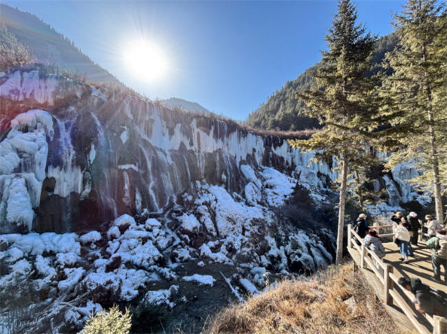 諾日朗冰瀑景觀。李岢洋攝