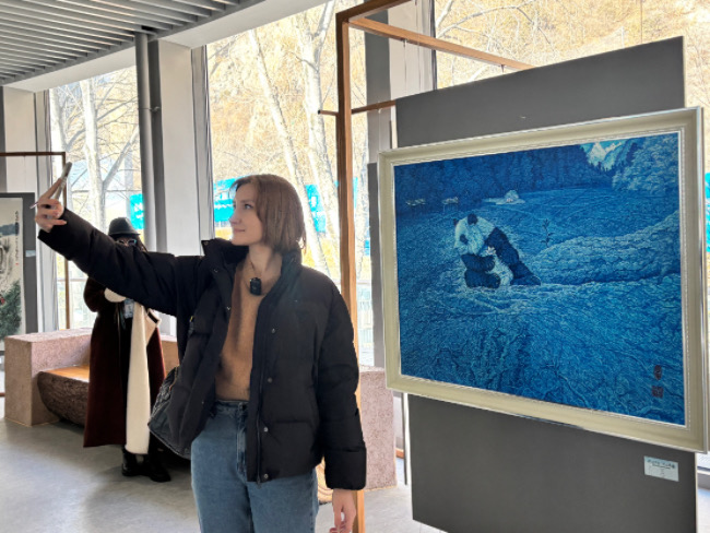 外國友人參觀畫展。李岢洋攝