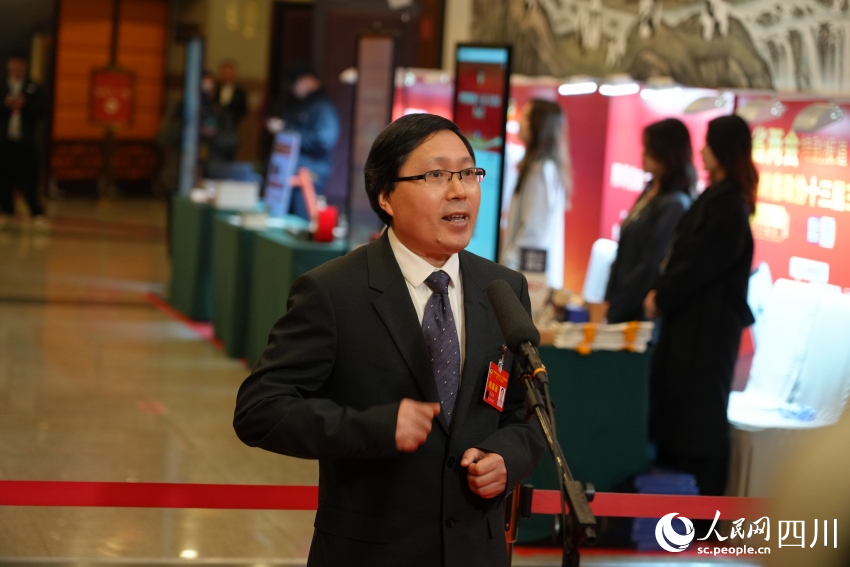 吳孟強委員亮相“委員通道”。人民網記者 李平攝