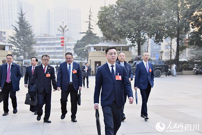 開幕式前，代表們步入會場。人民網記者 張玉琳攝