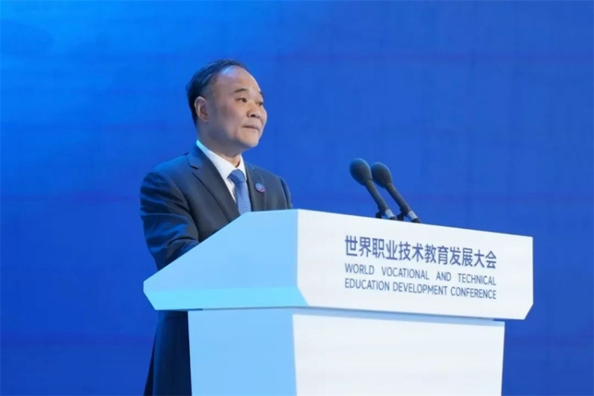 吉利控股集團董事長李書福在2024年世界職業技術教育發展大會演講。吉利學院供圖