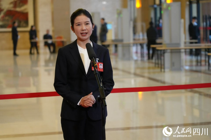 省人大代表李婷亮相“代表通道”。人民網記者 李平攝