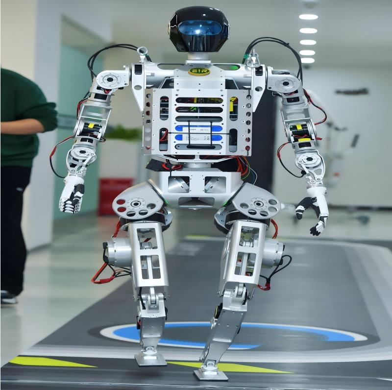 首臺商業化人形機器人原型機“天行者一號”2024年12月在成都高新區發布。人民日報客戶端供圖