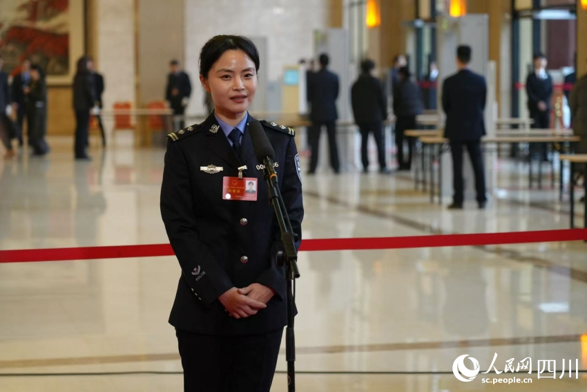 四川省人大代表陳德智亮相“代表通道”。人民網記者 李平攝