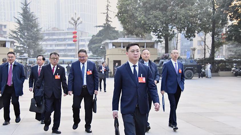 四川省十四屆人大四次會議開幕前，代表們步入會場