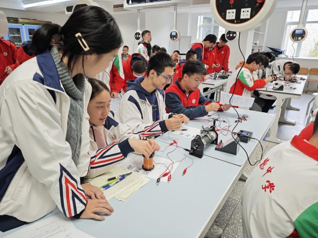 成都樹德中學物理實驗課。成都樹德中學供圖