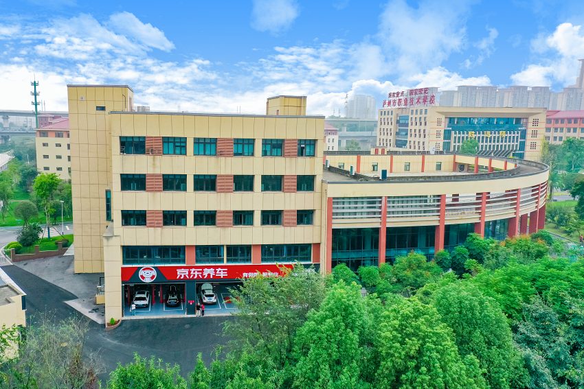 生產性實訓基地-京東養車。瀘州市職業技術學校供圖
