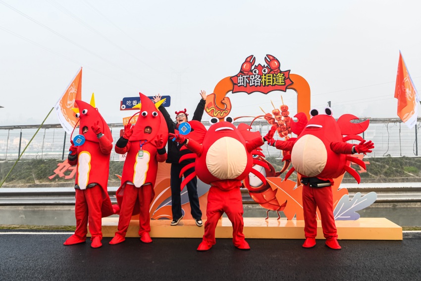 廣子村趕村活動。吳華攝