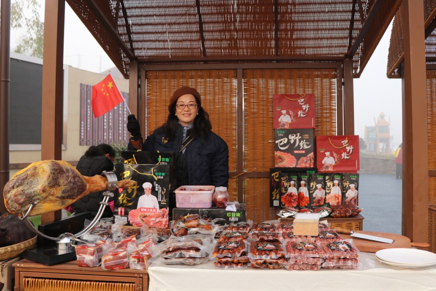 商戶做好了營業的準備。曹芮銘攝