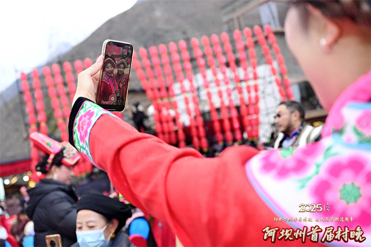 網絡主播現場直播。主辦方供圖