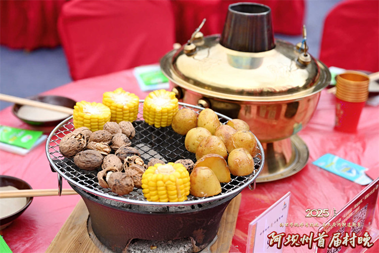 現場烤土豆玉米。主辦方供圖