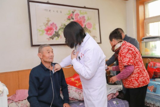 跨越千里，華西第四醫院塵肺科呼吸與危重癥醫學科主任彭莉君深入寧東鎮社區上門義診。華西第四醫院供圖