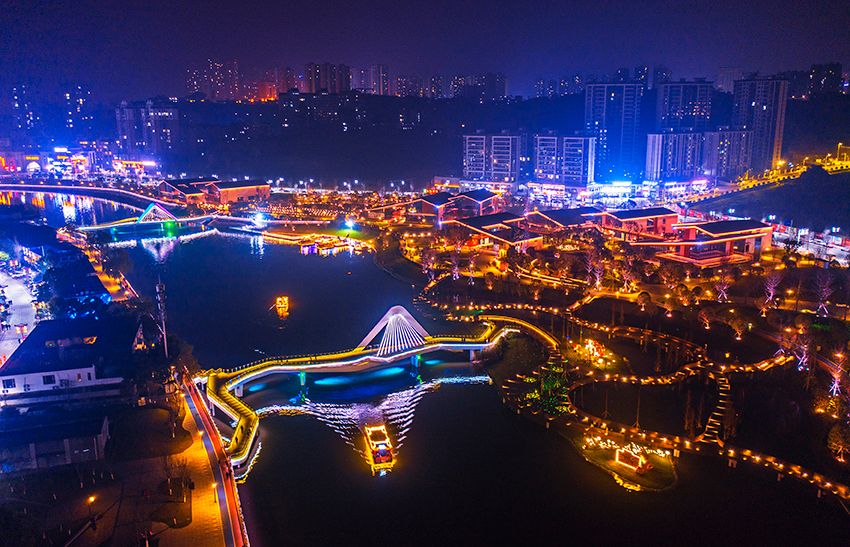 賨城里夜景。廣安市融媒體中心供圖