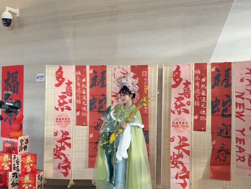 漢服小姐姐在現場拍照打卡。肖瑤攝