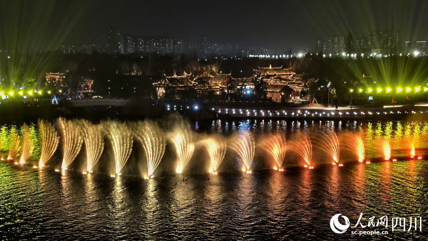 “幻彩流光”泛光秀。人民網 趙祖樂攝