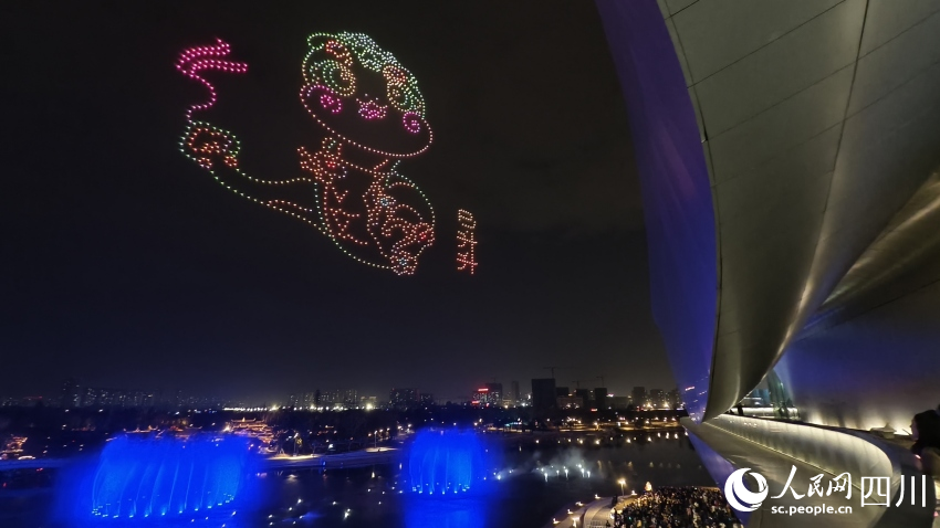 “火舞金蛇”無人機秀。人民網 趙祖樂攝