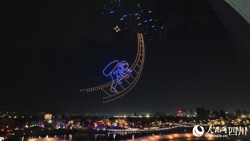 “火舞金蛇”無人機秀。人民網 趙祖樂攝