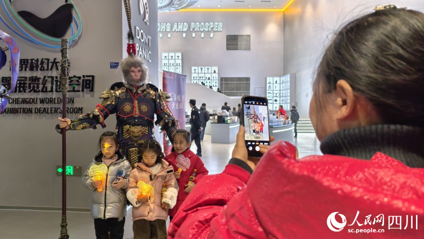 觀眾在科幻“COSPLAY”巡展秀現場拍照打卡。人民網 趙祖樂攝