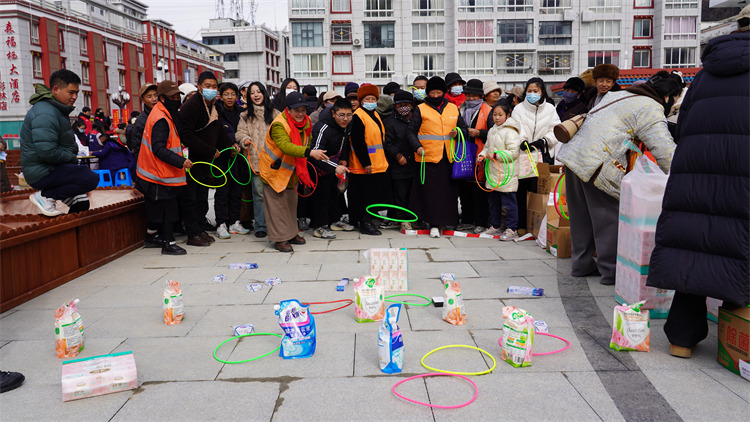 市民參與套圈活動。黑水縣融媒體中心供圖