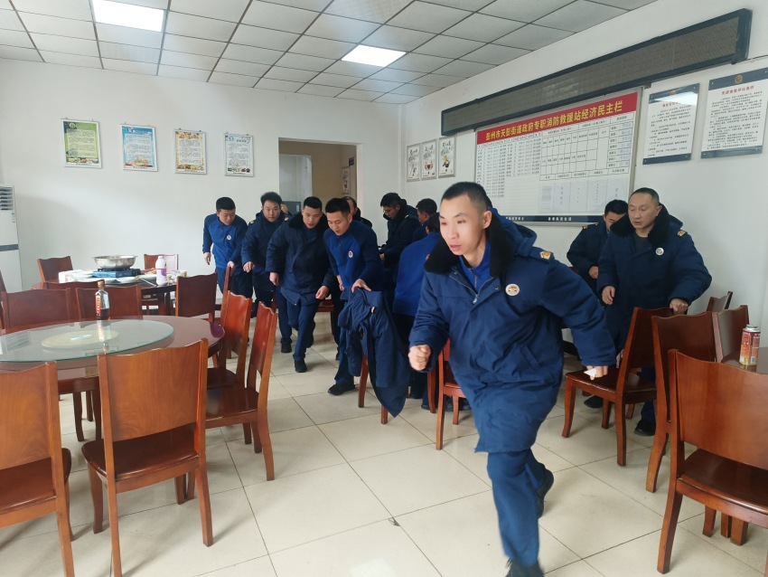 接到警情后，正在就餐的消防員沖出食堂出警。彭州市消防救援大隊供圖