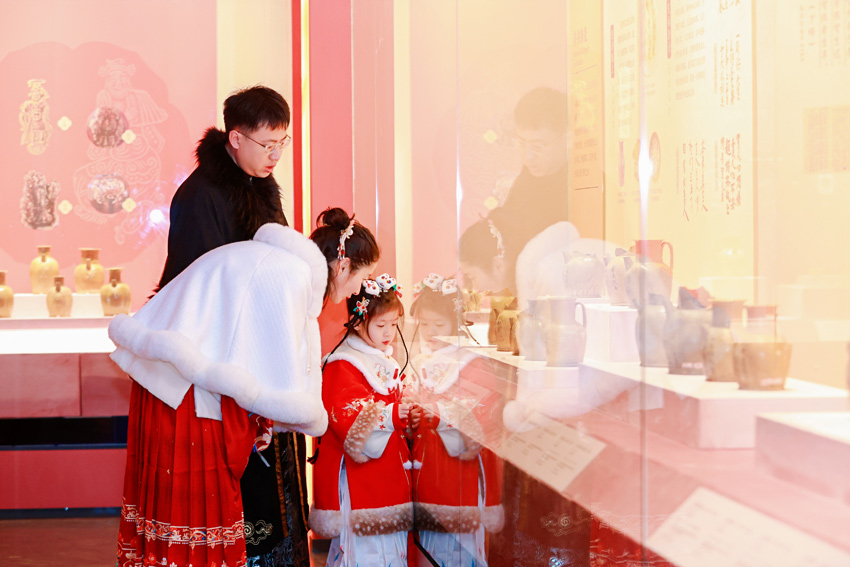 穿古裝看展覽過春節，大小朋友都快樂。杜甫草堂供圖