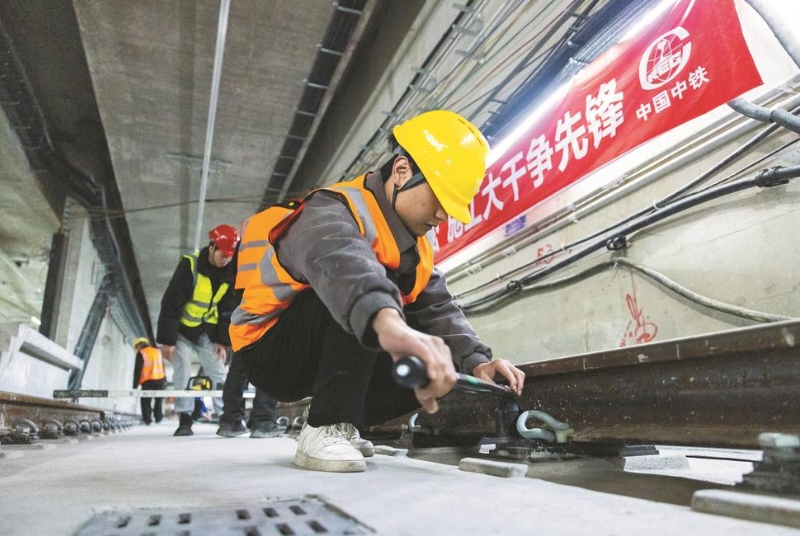 成都軌道交通10號線三期武侯祠站施工現場，軌道鋪設、機電安裝、附屬結構施工等各項工作正在有序推進。成都日報記者 彭浩攝