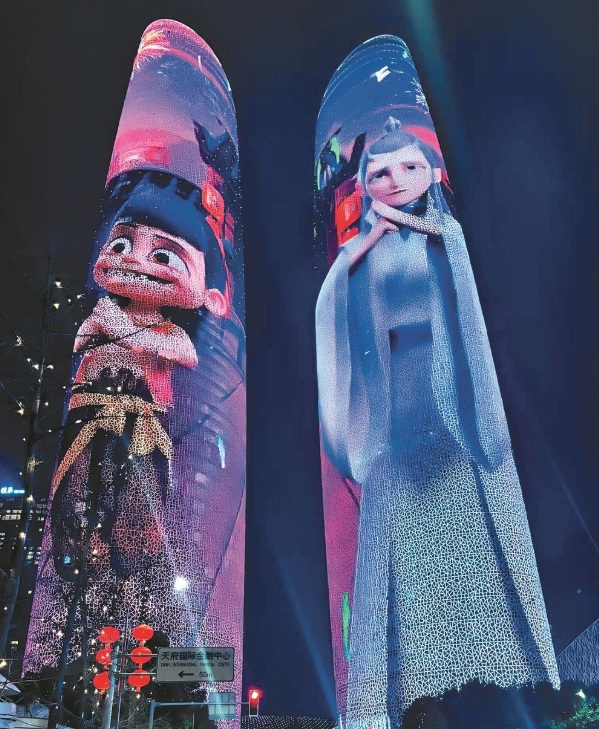 哪吒和敖丙的巨型海報亮相成都雙子塔為市民送上新春祝福。成都日報記者 王茹懿供圖