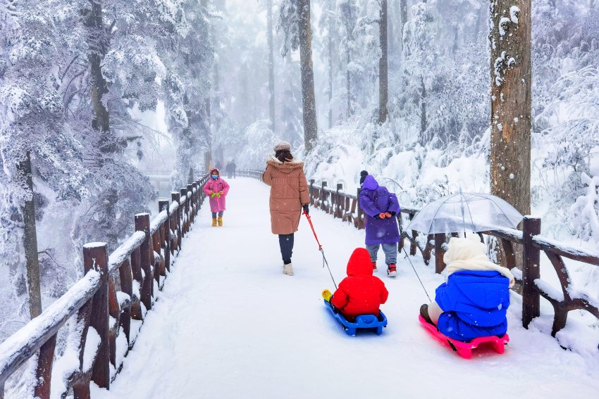 游客帶著孩子在瓦屋山游玩。洪雅縣委宣部供圖