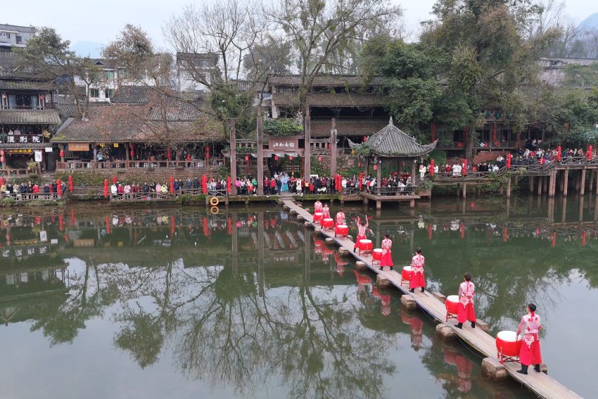 游客在柳江古鎮欣賞民俗表演。洪雅縣委宣傳部供圖