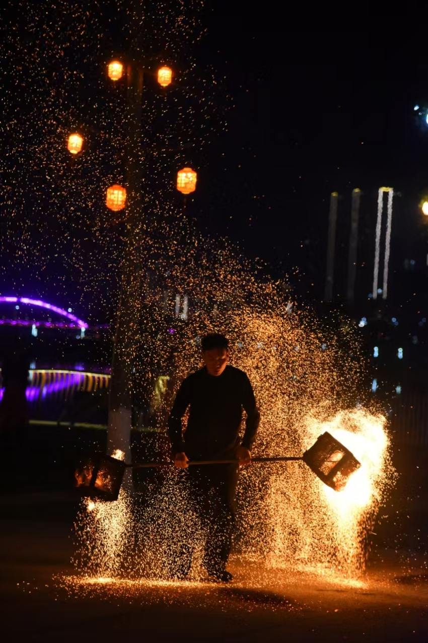 傳統火壺表演現場。洪雅縣委宣傳部供圖