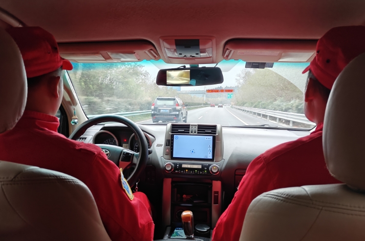 救援隊伍已于14時10分從成都出發。安能供圖