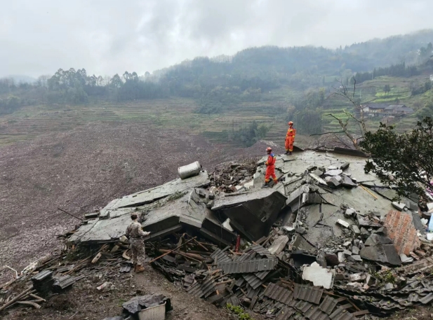 四川省軍區第一時間對救援作出部署，指揮組前出一線指揮救援。四川省軍區供圖