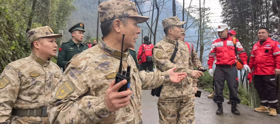四川省軍區第一時間對救援作出部署，指揮組前出一線指揮救援。四川省軍區供圖