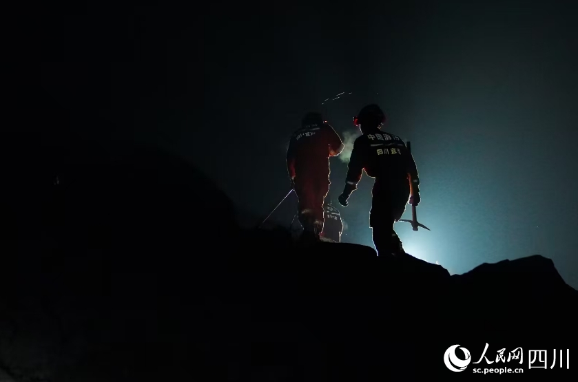 消防救援人員利用搜救犬、生命探測儀從下至上對垮塌廢墟進行搜索。宋豪新、黃超攝