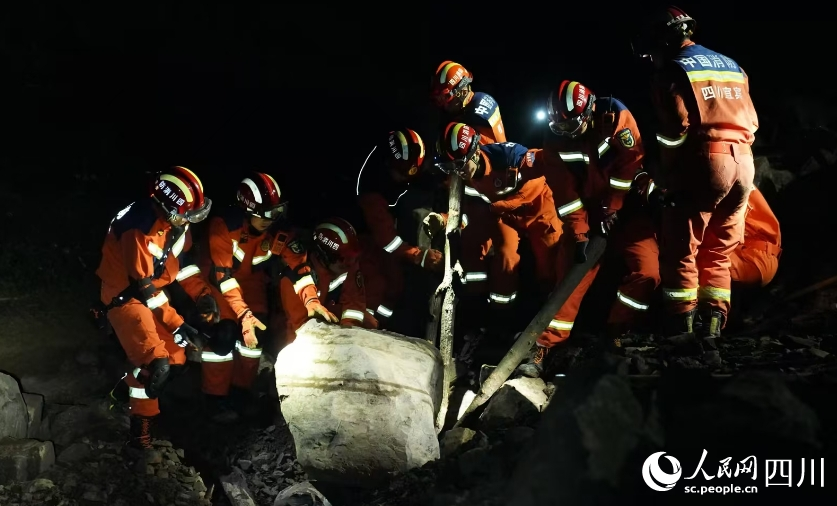 消防人員齊心協力進行搜救。宋豪新、黃超攝