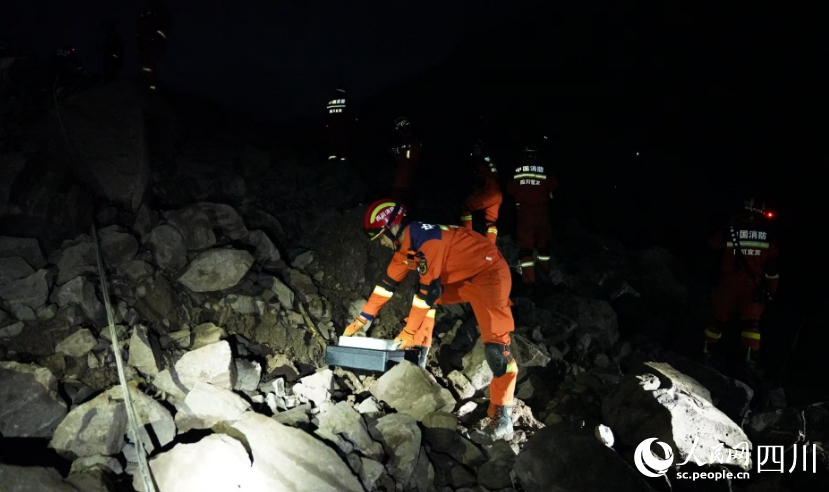 消防人員正在進行搜救。宋豪新、黃超攝