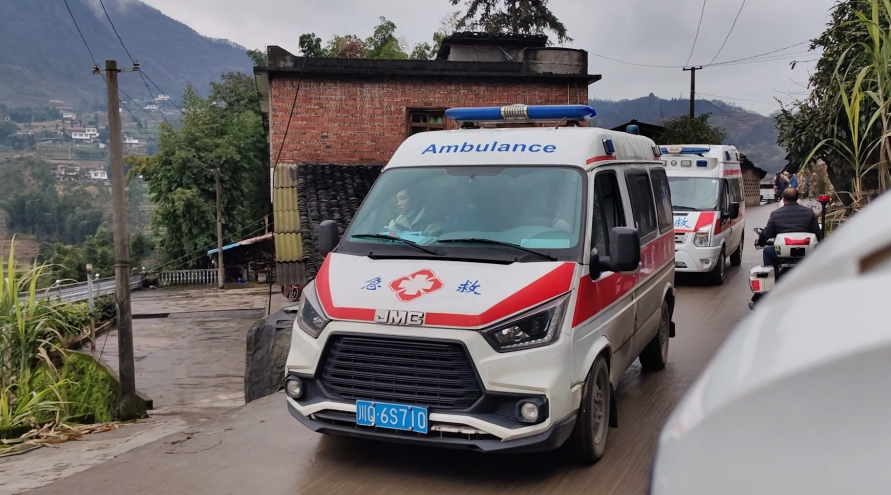 筠連縣已組織應急救援、武警、消防、公安、交通、醫療、通信、電力等各類綜合救援力量949人。宜賓融媒供圖