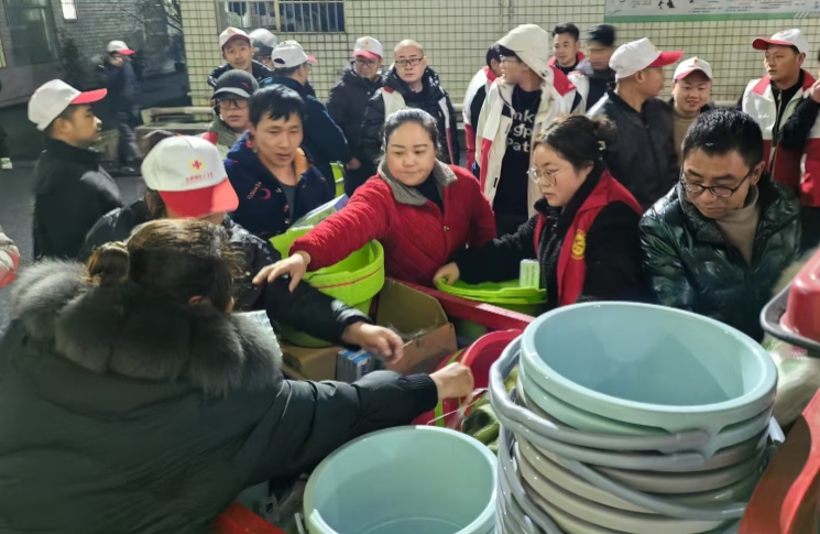 受災群眾的就餐、住宿、取暖等基本生活需求得到保障。宜賓融媒供圖