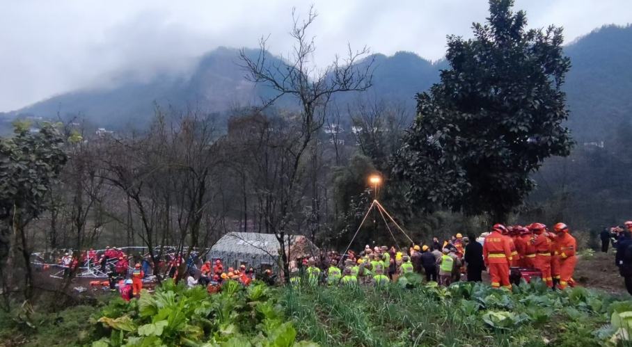 筠連縣沐愛鎮山體滑坡救援正有序進行。