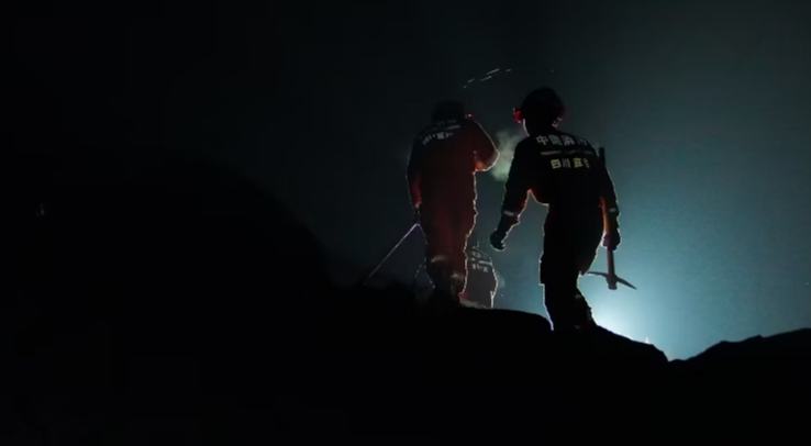 消防救援人員利用搜救犬、生命探測儀從下至上對垮塌廢墟進行搜索。